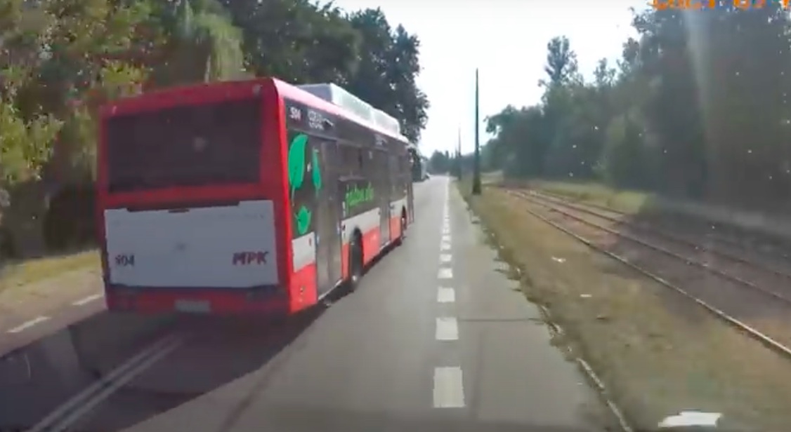 Kompromitacja Polsatu. Usprawiedliwiają kierowcę autobusu, który prawie doprowadził do czołowego zderzenia