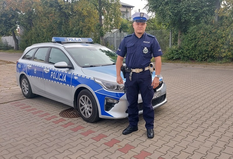 policjant i radiowóz