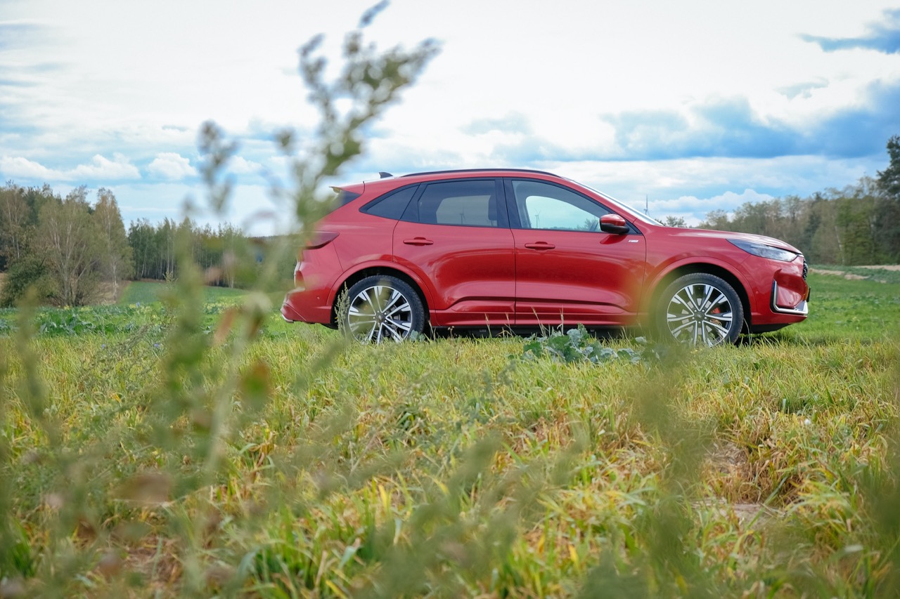 Masz ładny makijaż i mało palisz, ale dlaczego przytyłaś? Test SUV-a Ford Kuga PHEV