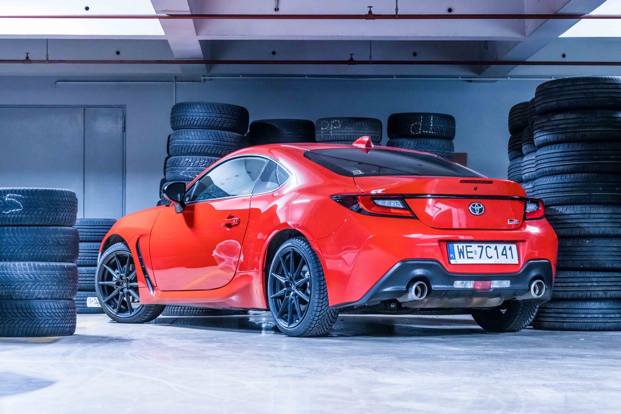 Toyota wbija gwóźdź do trumny sportowych Subaru. Sprawa dotyczy modeli GR86 i BRZ