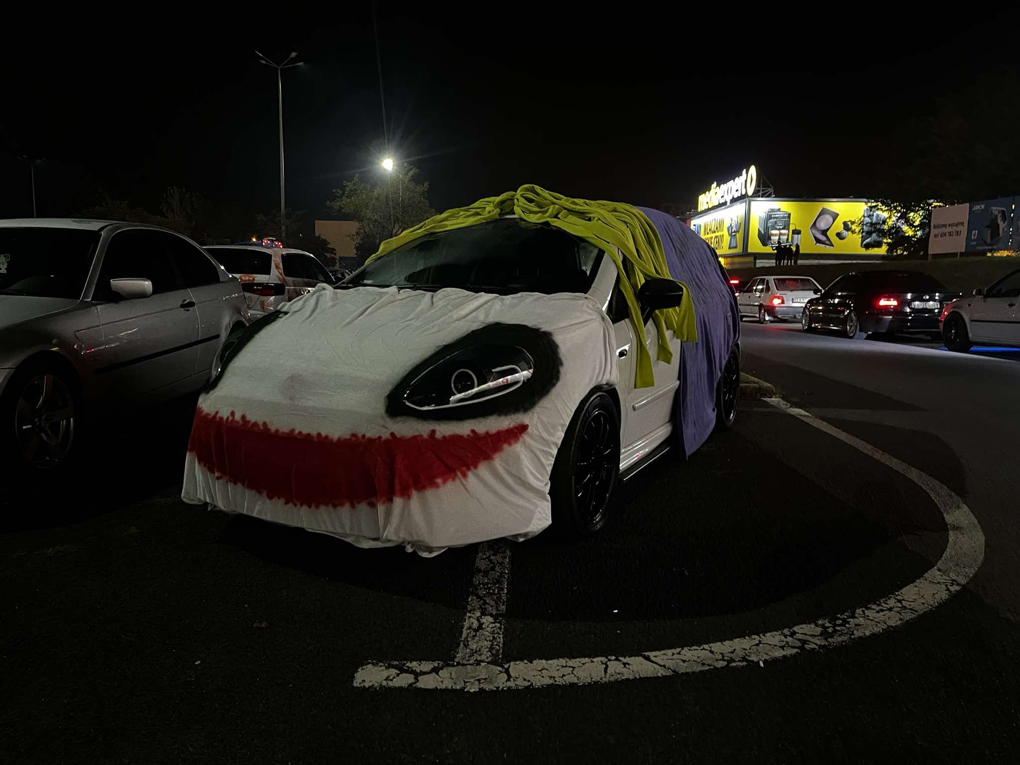 Rzeźna na parkingu pod tesco. Pojechałem na motoryzacyjne Halloween i mam zdjęcia