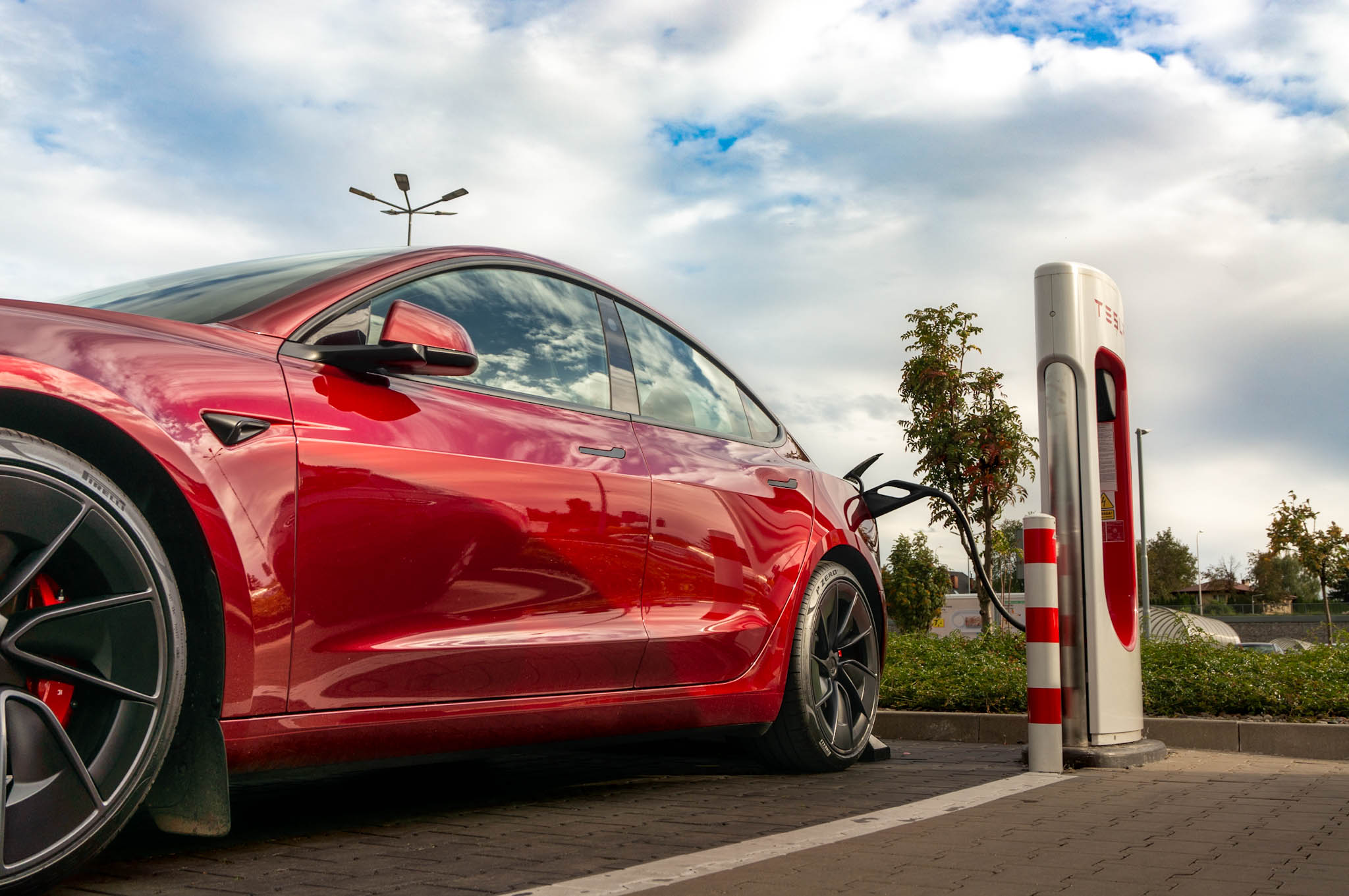 Sprawdziłem Superchargery jeżdżąc Teslą Model 3 Performance. Dosięgnęła je Polska