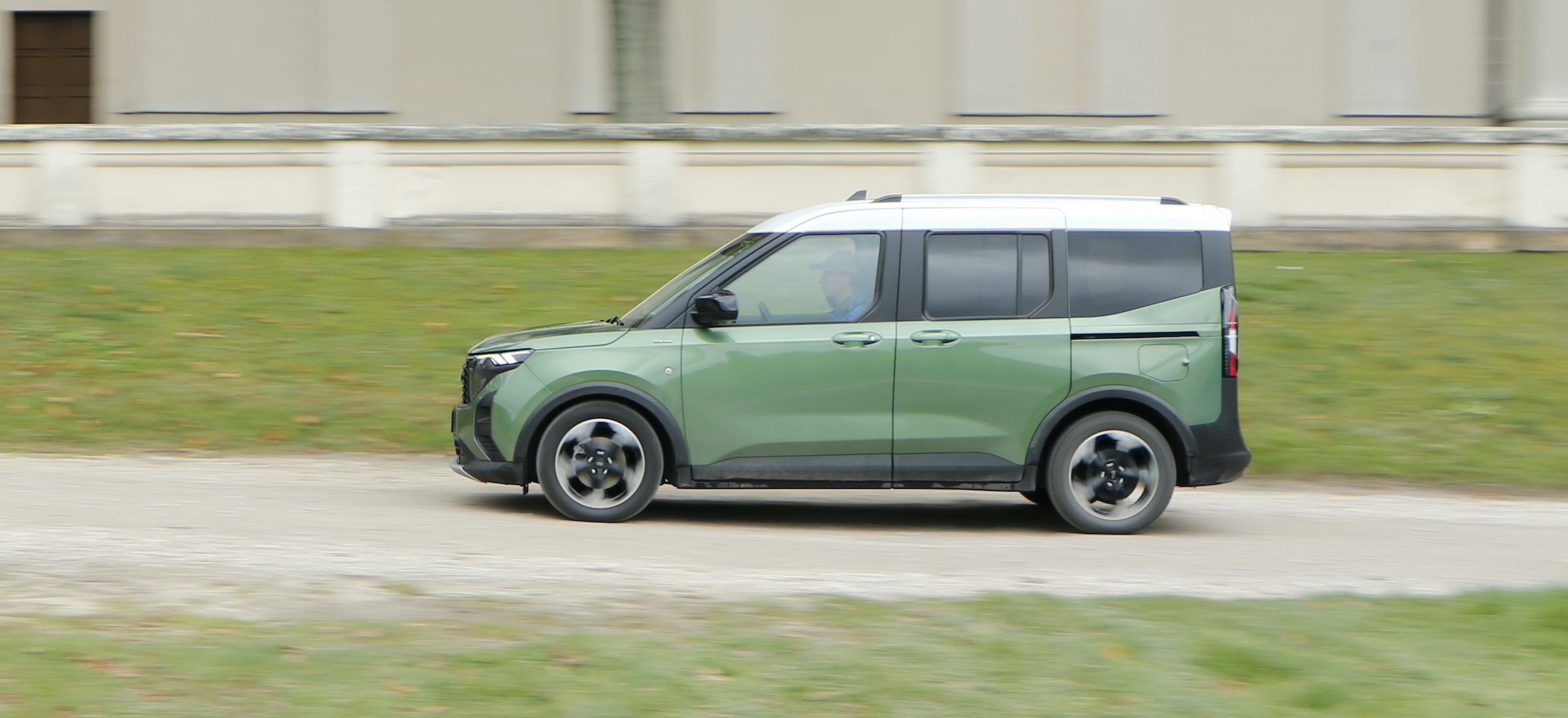 Nie ma drugiego tak idealnie kanciastego samochodu. Ford Tourneo Courier &#8211; test kanciasty jak sześcian