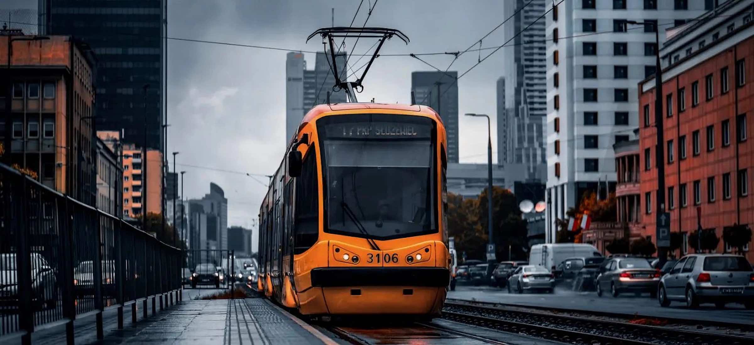 Tramwaje to najwolniejszy środek transportu. A będą jeszcze wolniejsze. Oto dlaczego