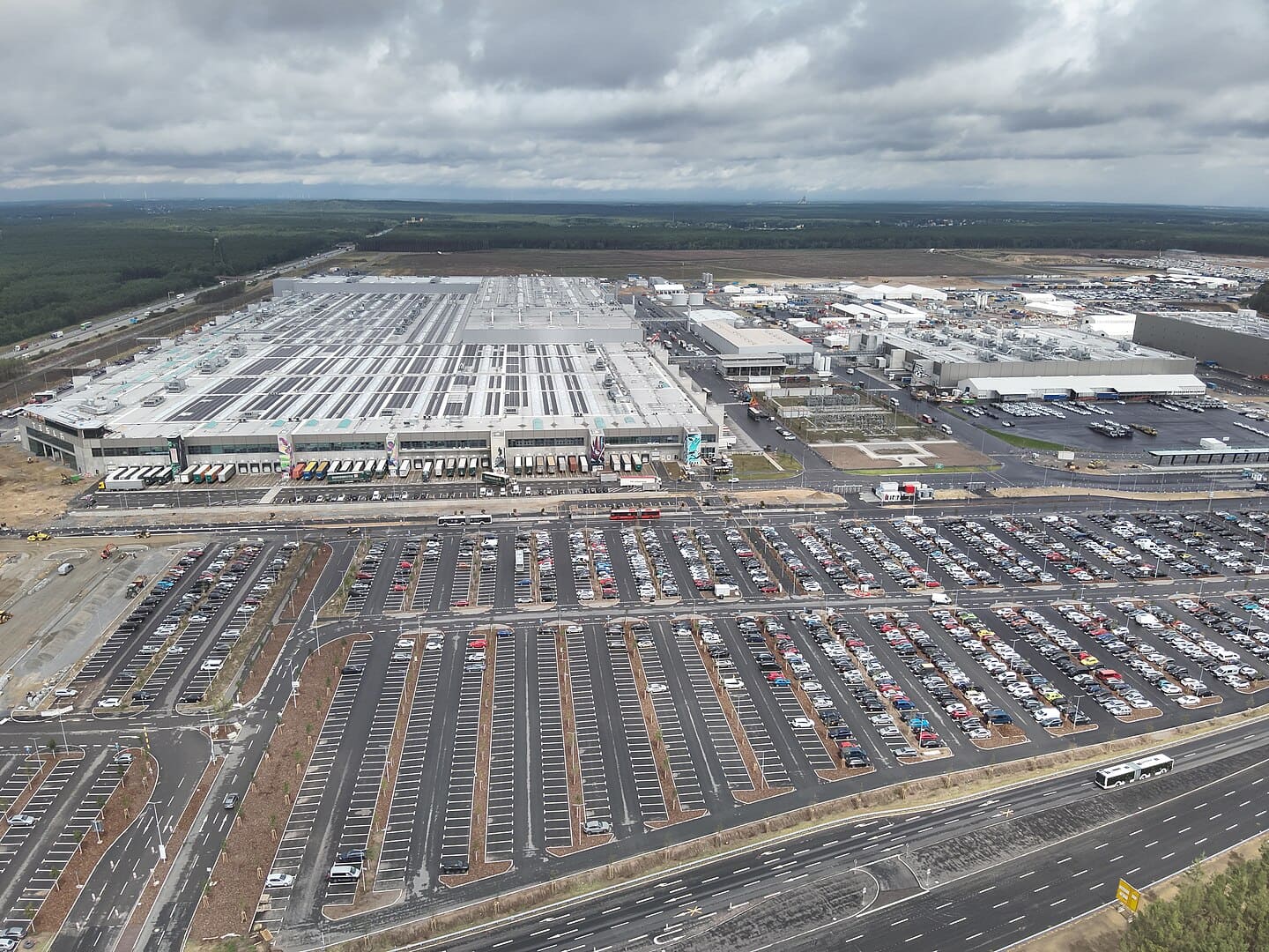 Ważny sygnał dla Polaków. W Niemczech zamykają fabryki, ale nie tę obok Berlina. Gigafactory szasta forsą