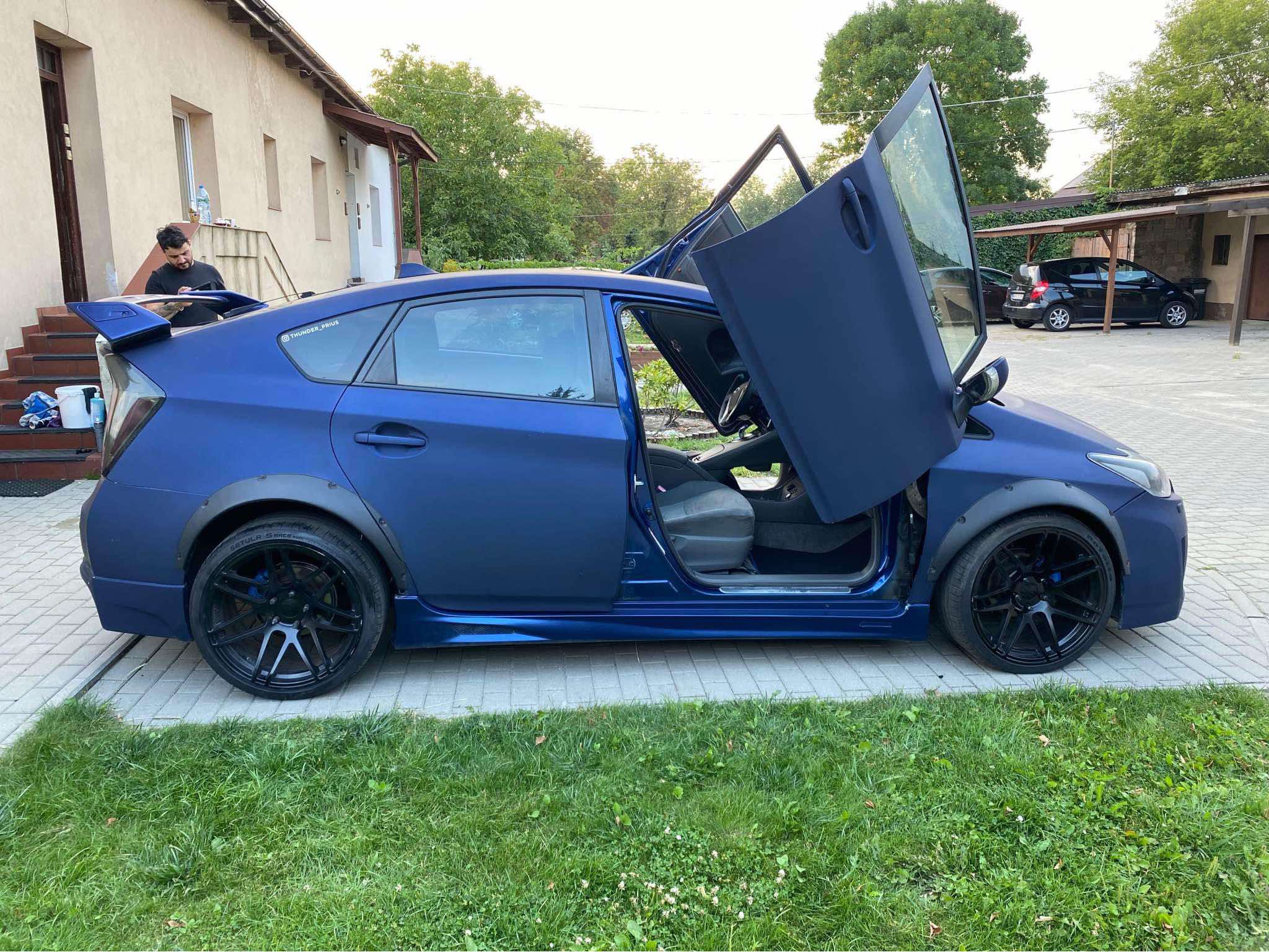 Pimp my Uber, czyli Toyota Prius z drzwiami lambo doors. Samochód jest w polskich ogłoszeniach