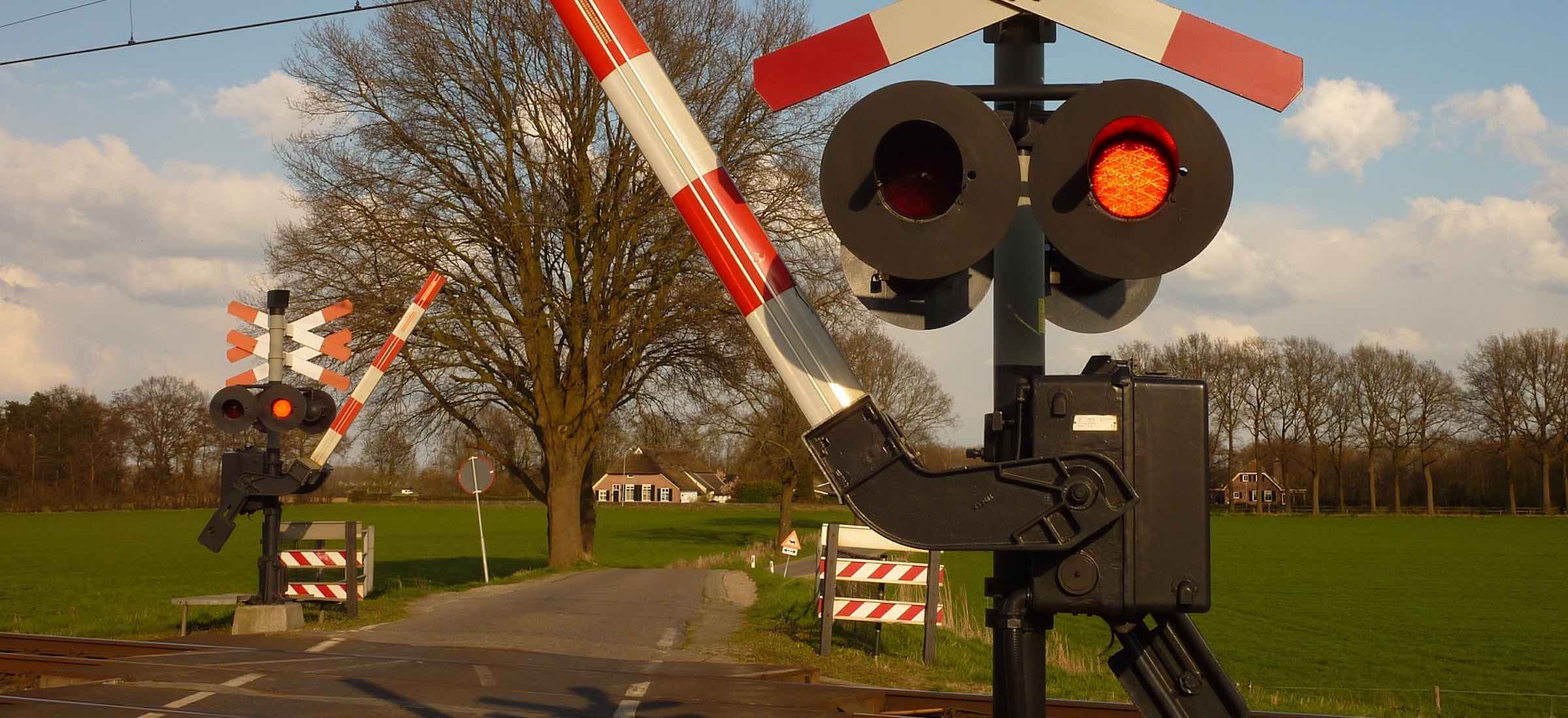 Kierowcy stoją i kisną pod szlabanem, a pociąg nie jedzie. Co na to przepisy?