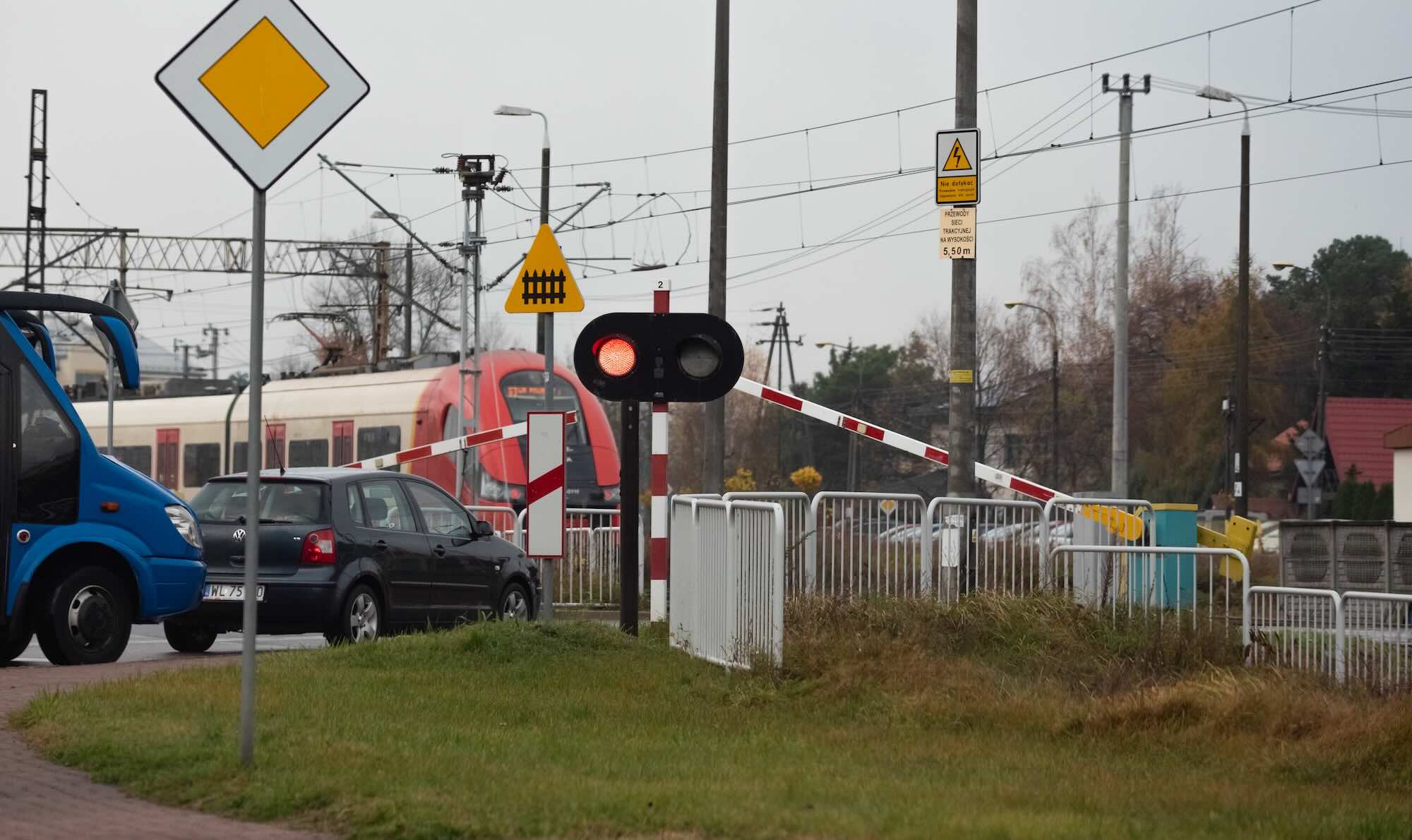 Jak przejeżdżać przez przejazd kolejowy? Oto poradnik wart 12 mln zł