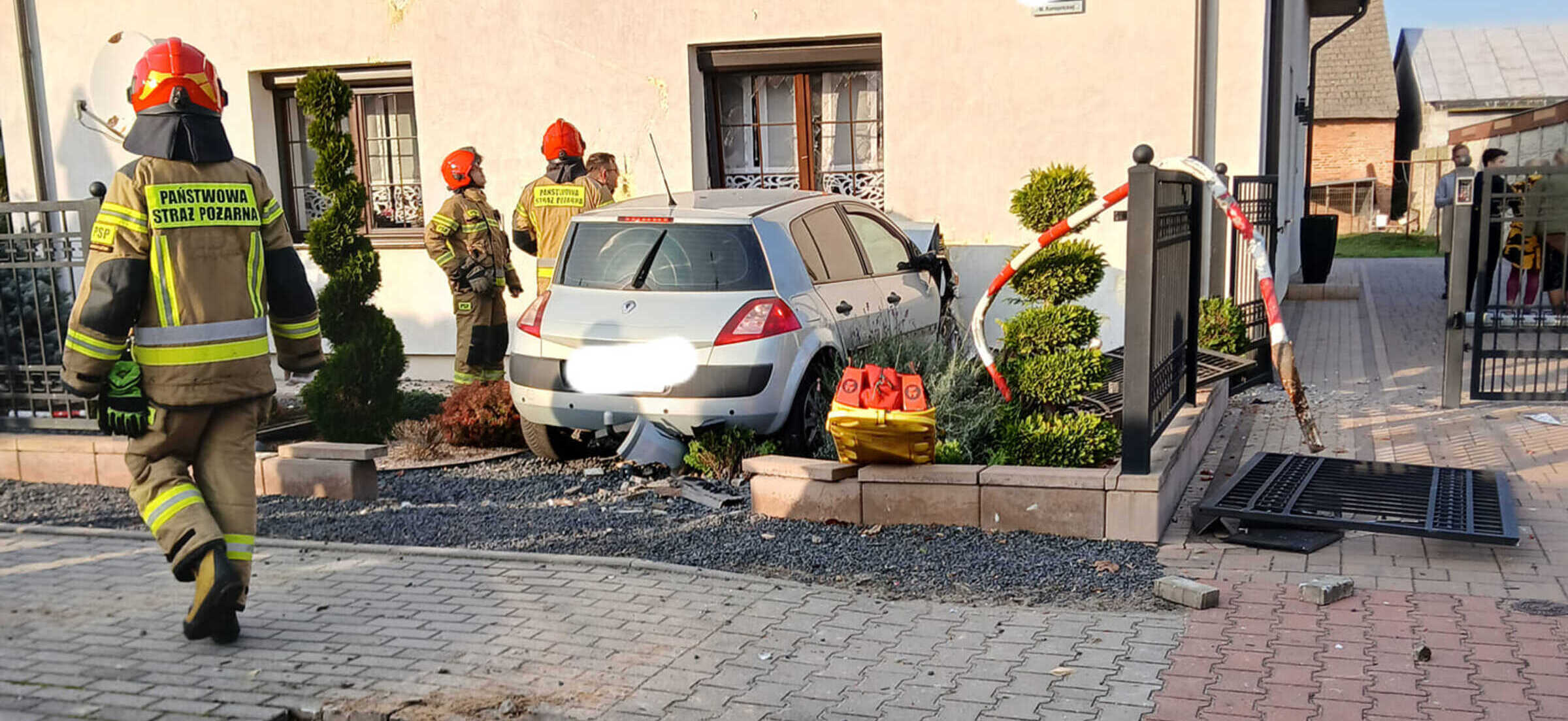 Samochody od dawna są ultra bezpieczne. 15-letnim autem można wjechać w dom i przeżyć