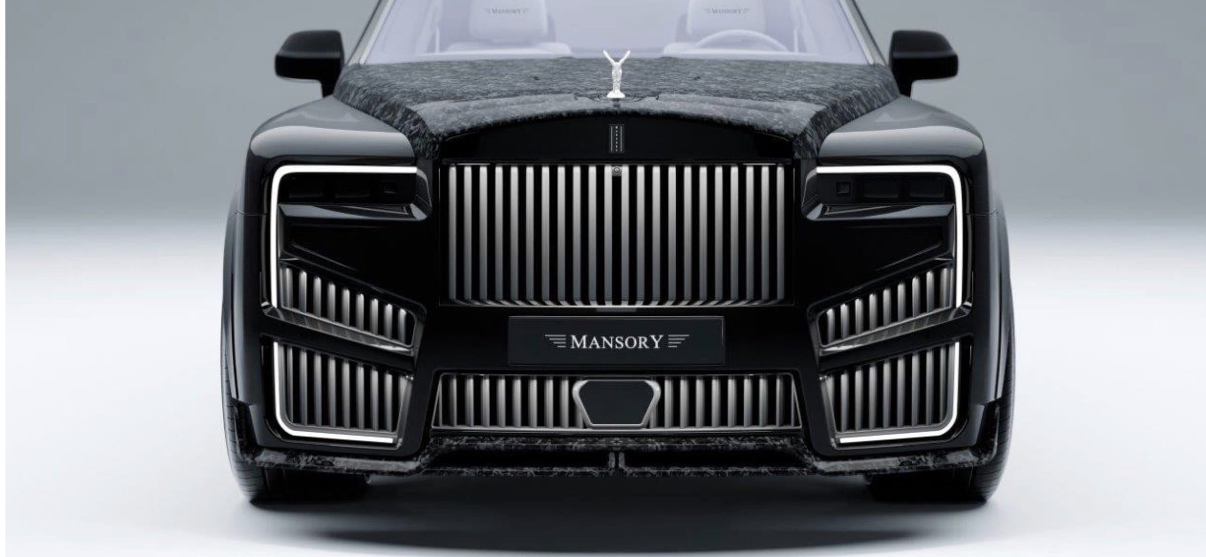 Mansory wzięło się za najnowszego SUV-a dla piłkarzy.  Jest jak jeżdżący telebim