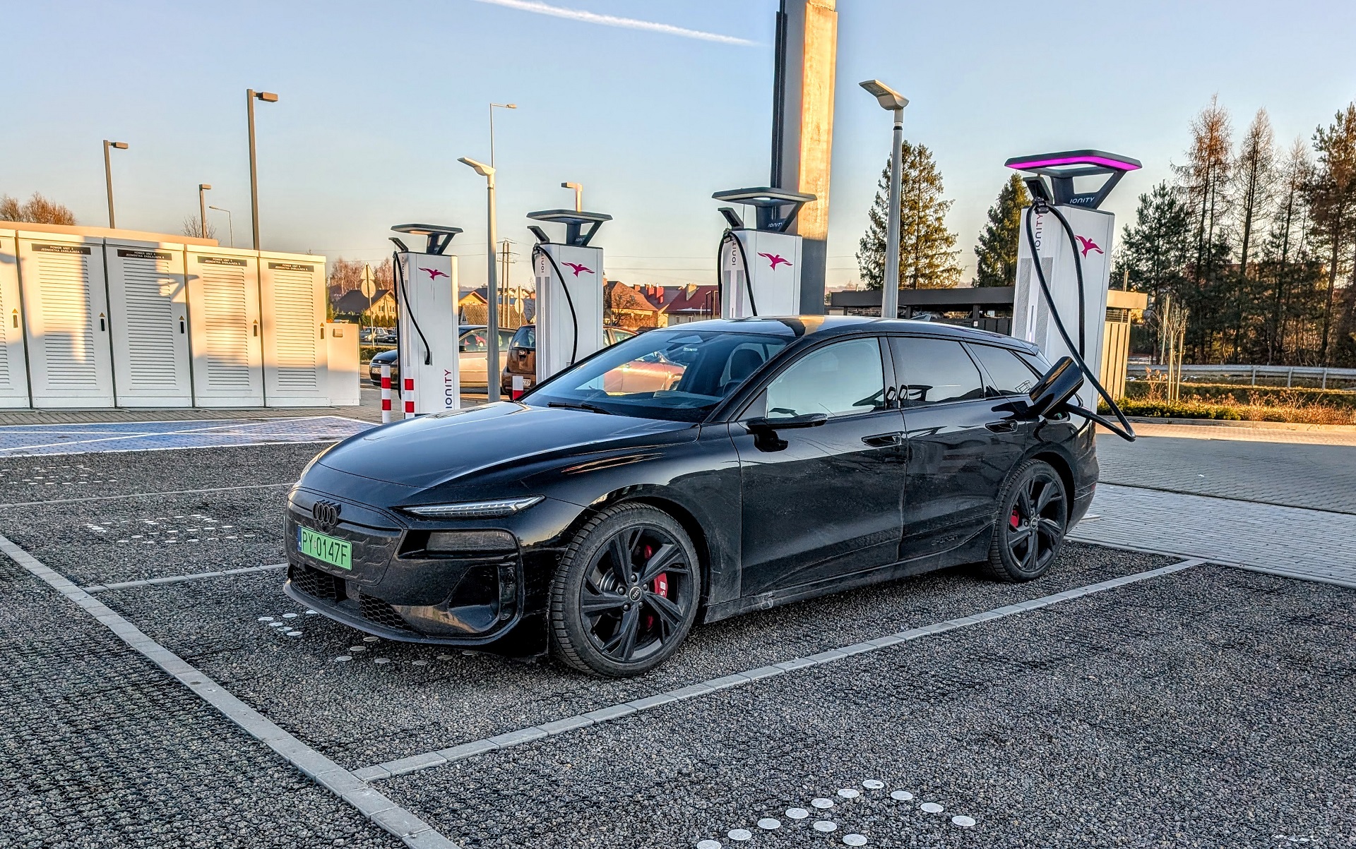 Przejechałem właśnie 1000 km elektrycznym samochodem, na złość Filipowi. Potrzymaj mi kabel, amatorze