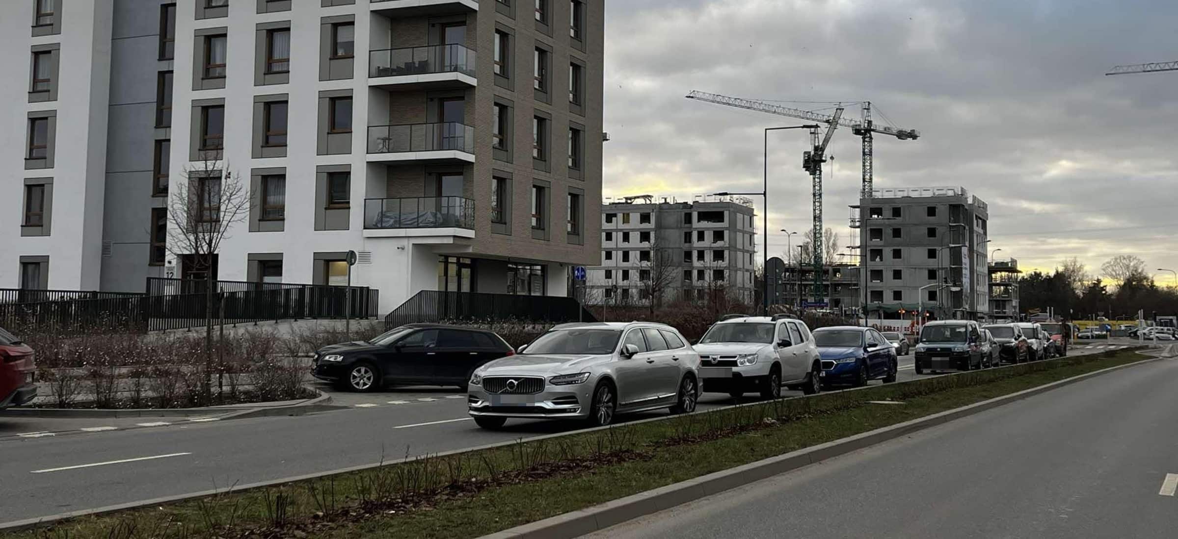 Do czego służy lewy pas ruchu? Na tej ulicy do parkowania, a o co chodzi?