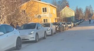 200 Tesli utknęło w kolejce pod ładowarką. Zemsta elektryków na pełnej