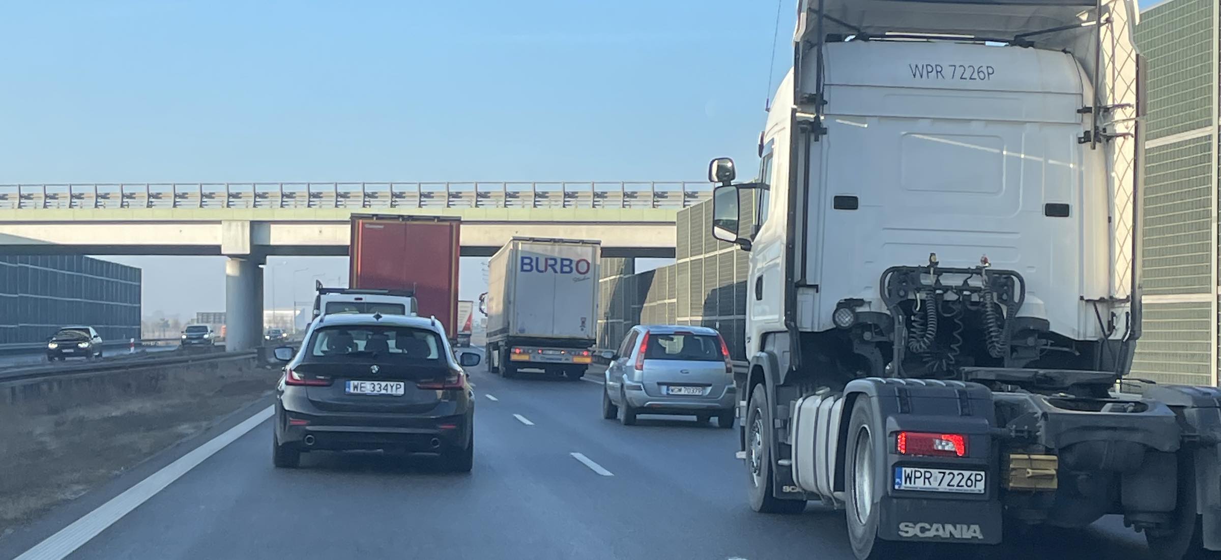 Po cichu pochowaliśmy kolejny przepis. RIP zakaz wyprzedzania się ciężarówek na autostradach [‚]