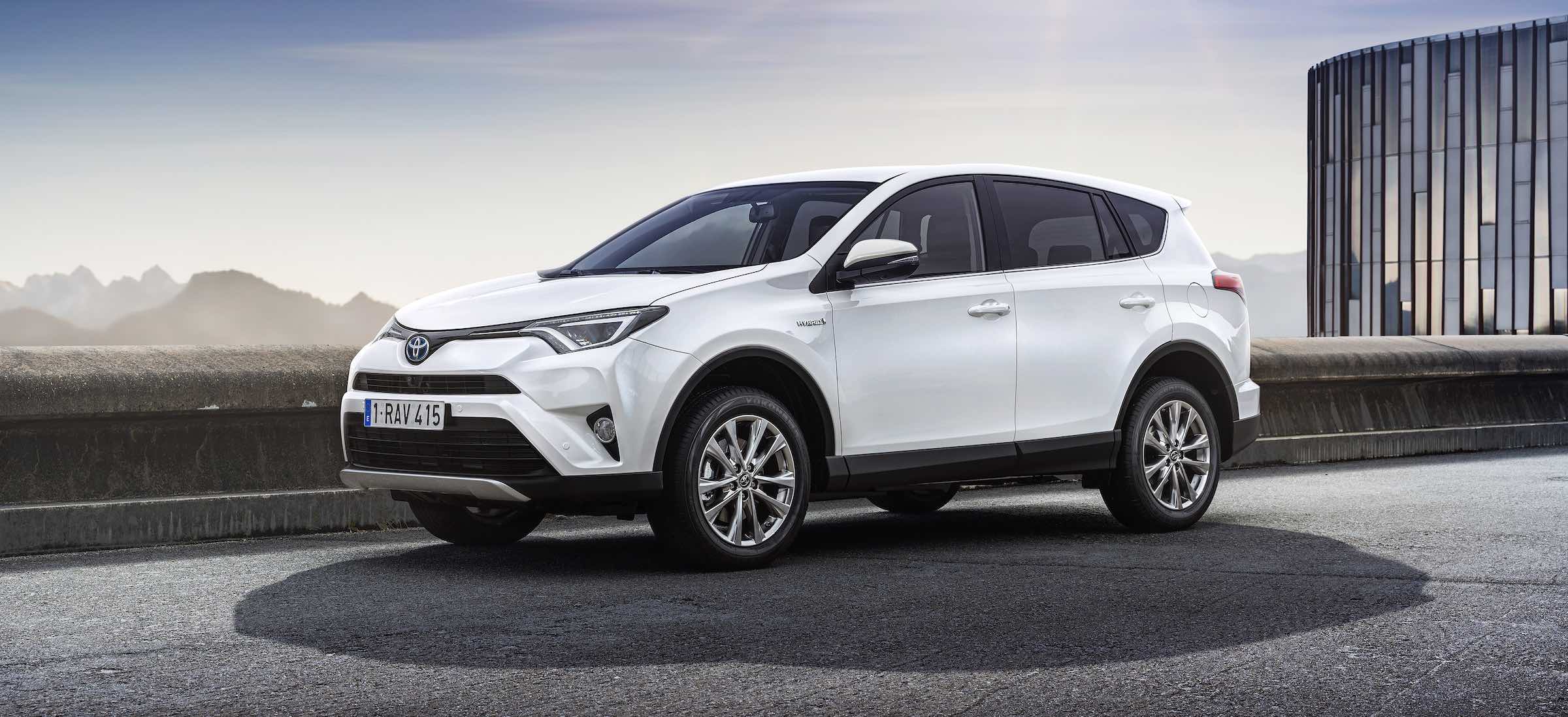 Używana Toyota RAV4 Hybrid: przegląd ofert. Ceny, porady i uderzanie głową w beton