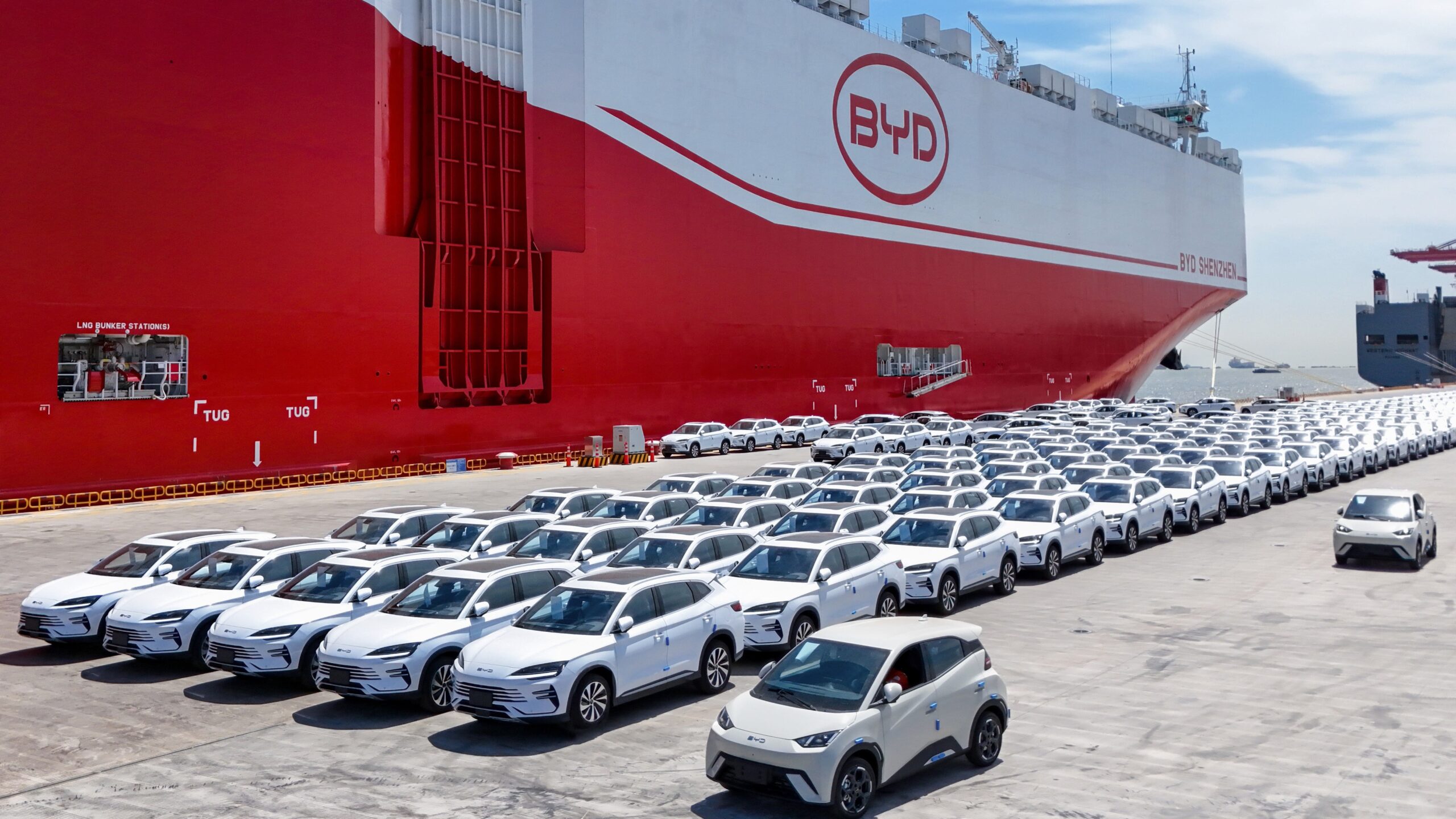 Duży BYD transportuje tysiące małych BYD-ów. Jak zdobywać rynki to z rozmachem