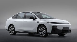 Oto tani sedan od Stellantis. Toyota Corolla wierci się nerwowo