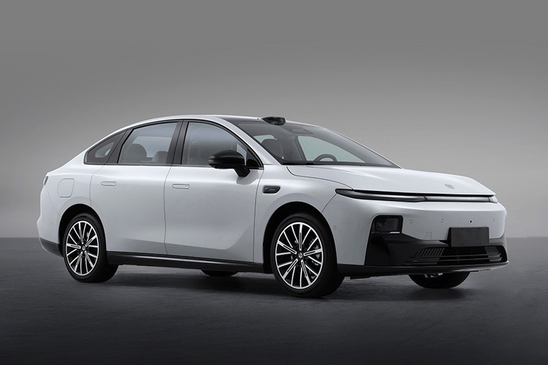 Oto tani sedan od Stellantis. Toyota Corolla wierci się nerwowo
