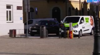 Sztab wyborczy kandydatki Lewicy parkuje na zakazie. Oni tylko na chwilę, to inna sytuacja