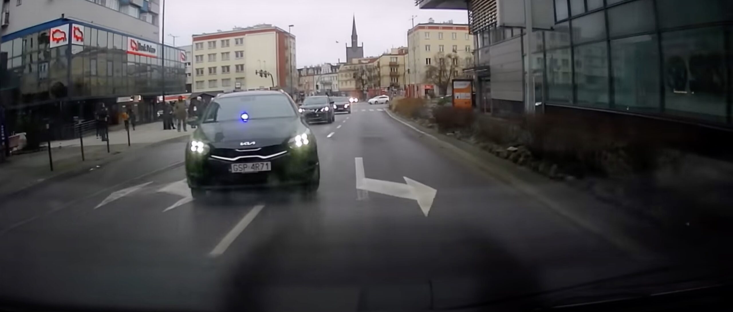 Co grozi za bezprawne używanie niebieskich świateł? Zależy kto miga