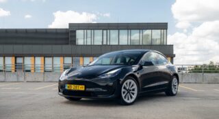 samochód elektryczny na żółtych