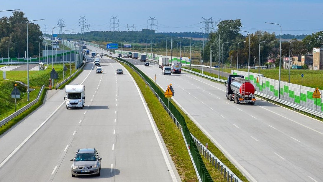 Donald Tusk przejechał się polską autostradą: „Modlę się, czy nie złamię kręgosłupa”