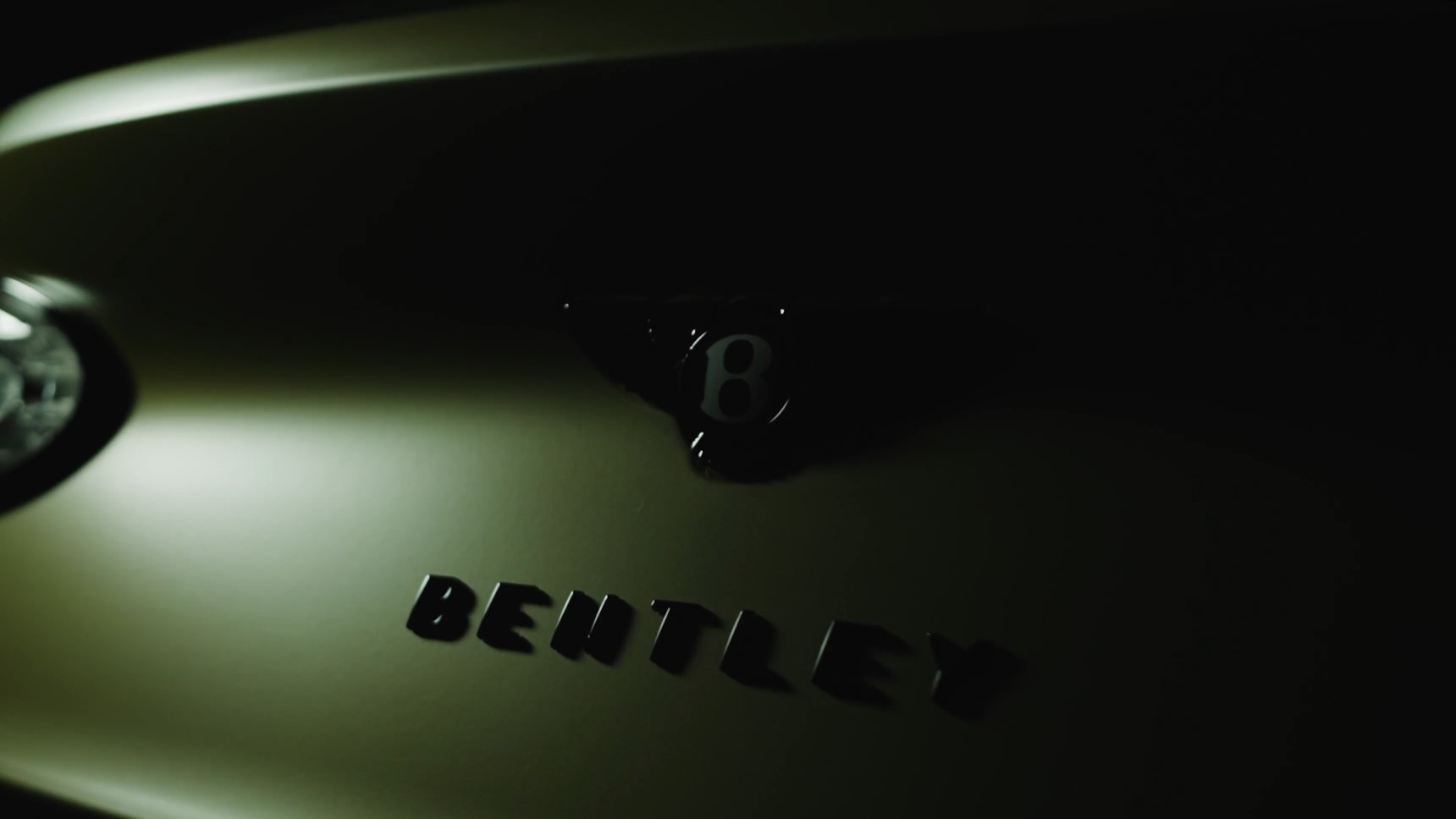 Tankowiec wpływa do portu. Bentley mówi, że będzie zwinny jak skuter wodny. Jaaasne