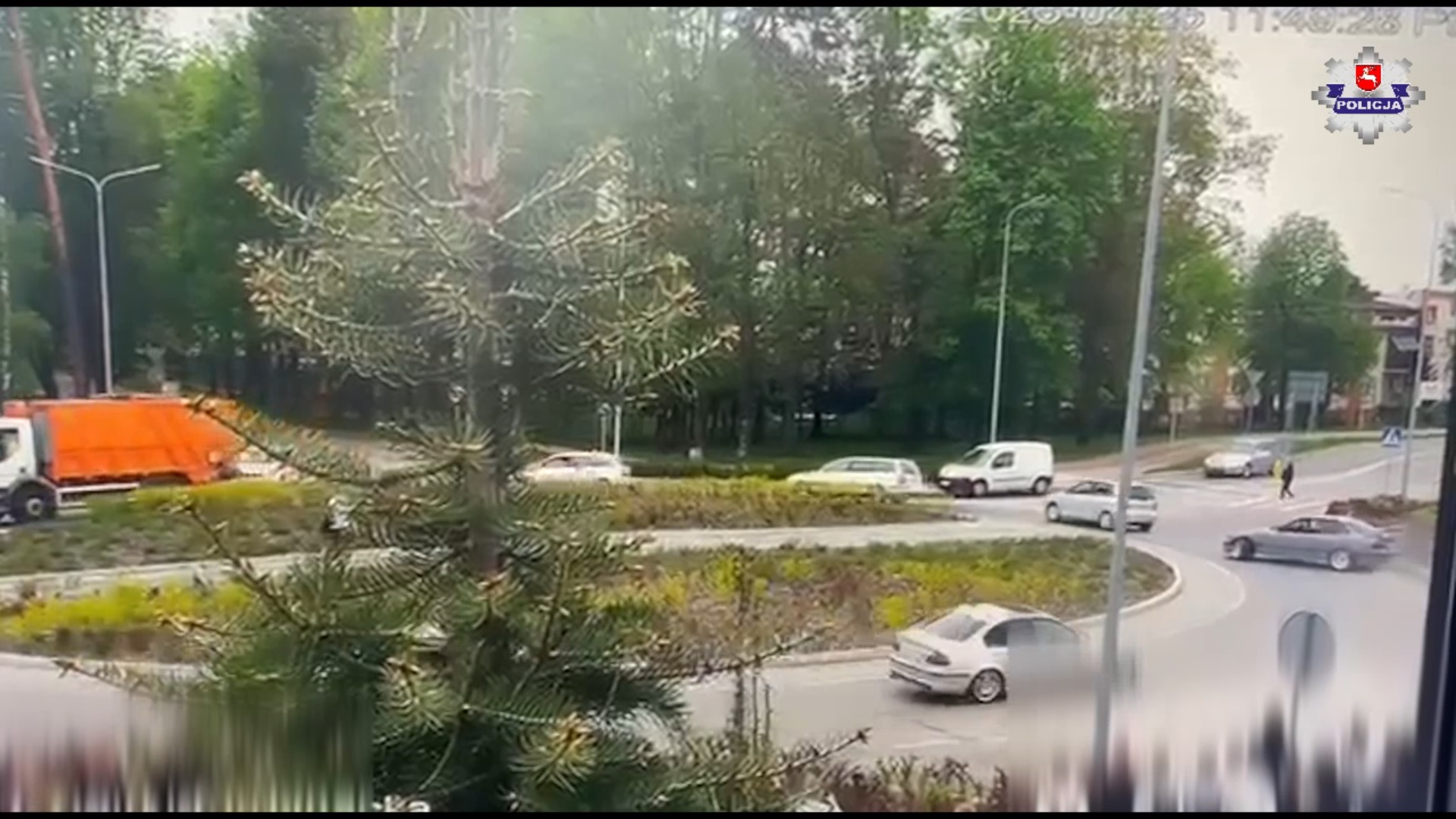 Maturzyści nie zdali egzaminu z driftu na rondzie. Policjanci wystawili słabe noty