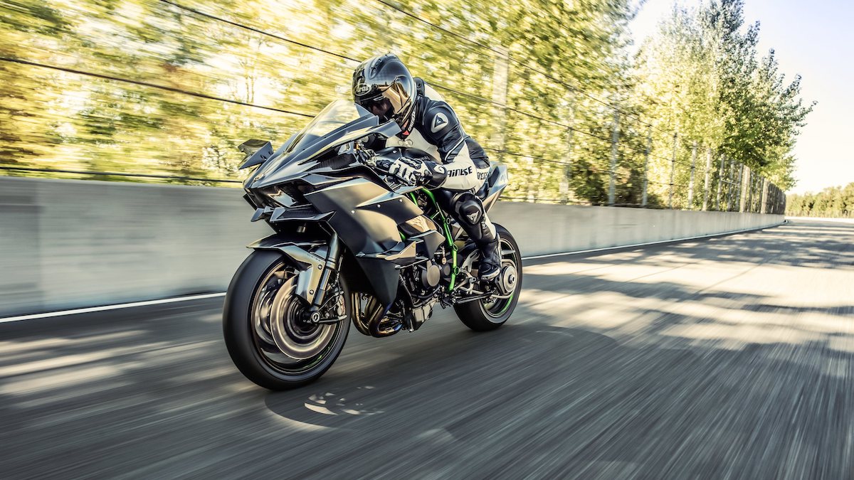 Obtarł motocyklem samochód. Teraz nie wiadomo, za co dokładnie go ukarać