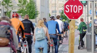 Znak STOP nie powinien obowiązywać rowerzystów. Pora zauważyć, że ten przepis jest martwy