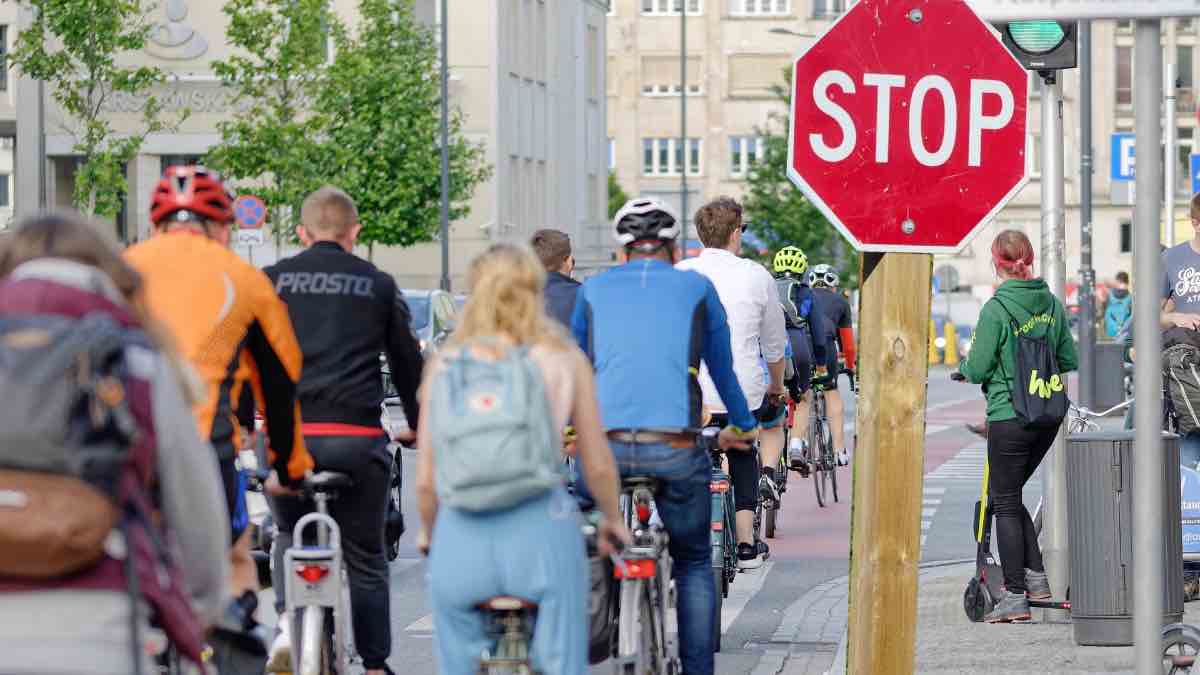 Znak STOP nie powinien obowiązywać rowerzystów. Pora zauważyć, że ten przepis jest martwy