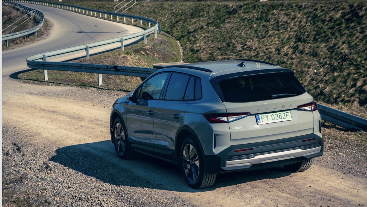 Skoda Elroq nie puszcza drona z dachu, nie brodzi w wodzie i nie lata w kosmos. Bo nie musi