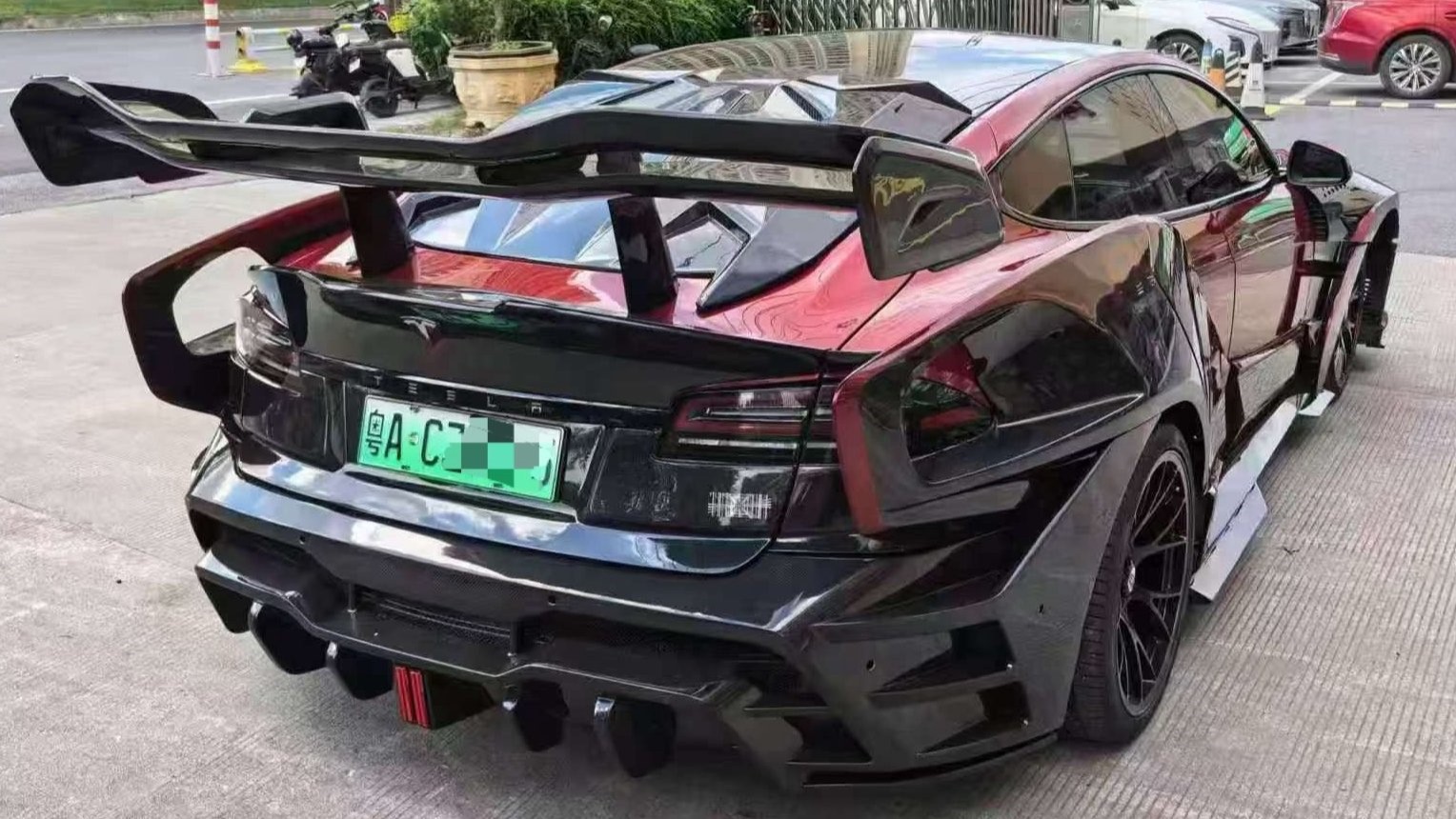 Tesla Model A-bominacja. To coś wygląda jak dziecko Muska i Lamborghini