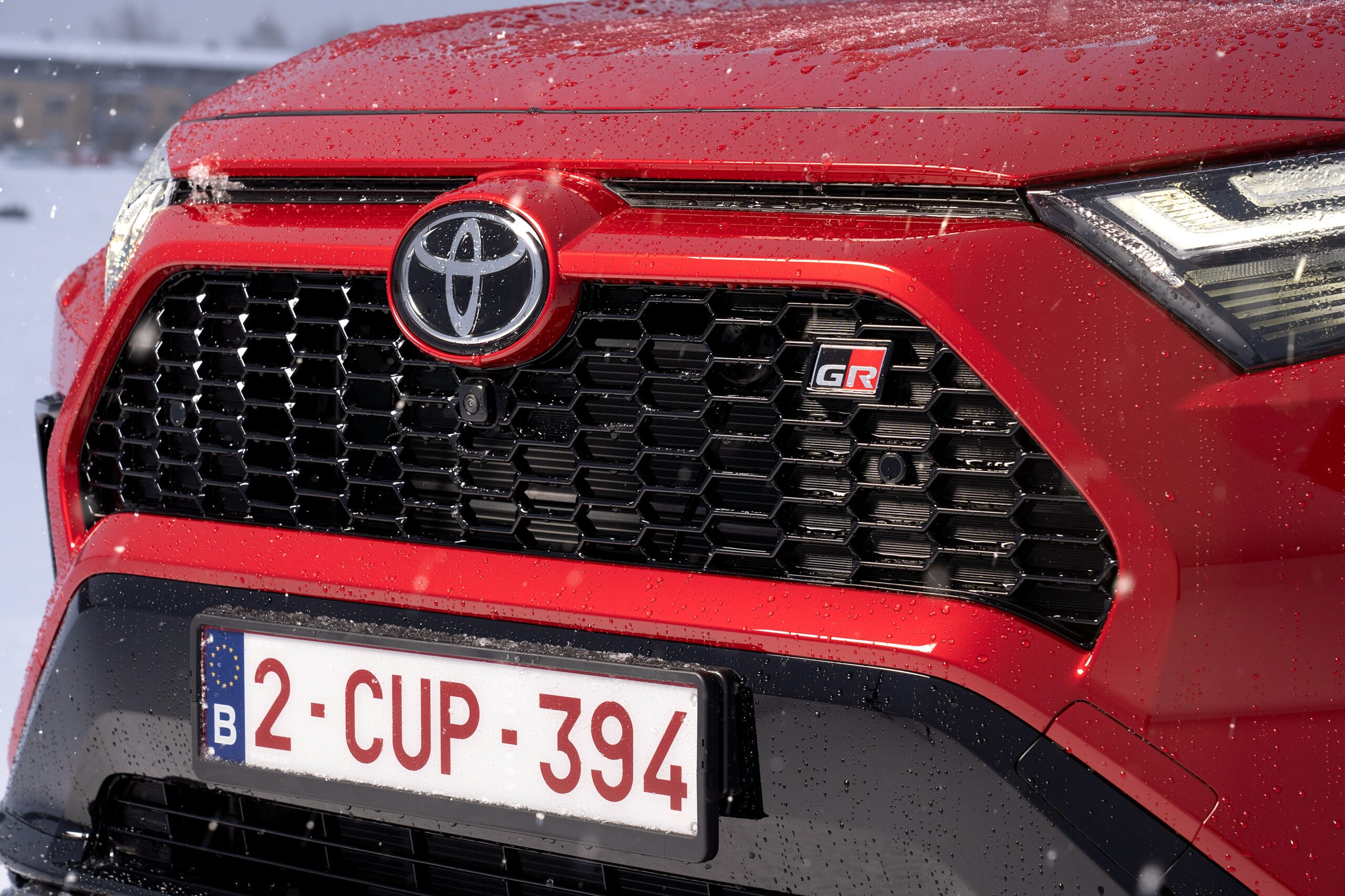 Nowa Toyota RAV4 bez żadnego kamuflażu. Nigdy nie wyglądała tak dobrze