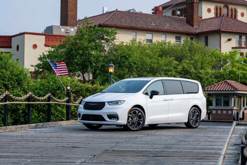 https://ocs-pl.oktawave.com/v1/AUTH_2887234e-384a-4873-8bc5-405211db13a2/autoblog/2025/06/Chrysler-Pacifica-100th-Anniversary_1-1024x682.jpeg