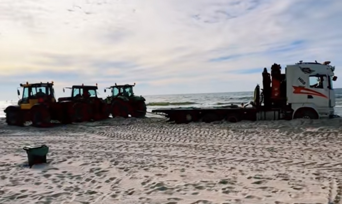 Wyciągali dźwig z plaży w Kołobrzegu. Trzy ciągniki w akcji