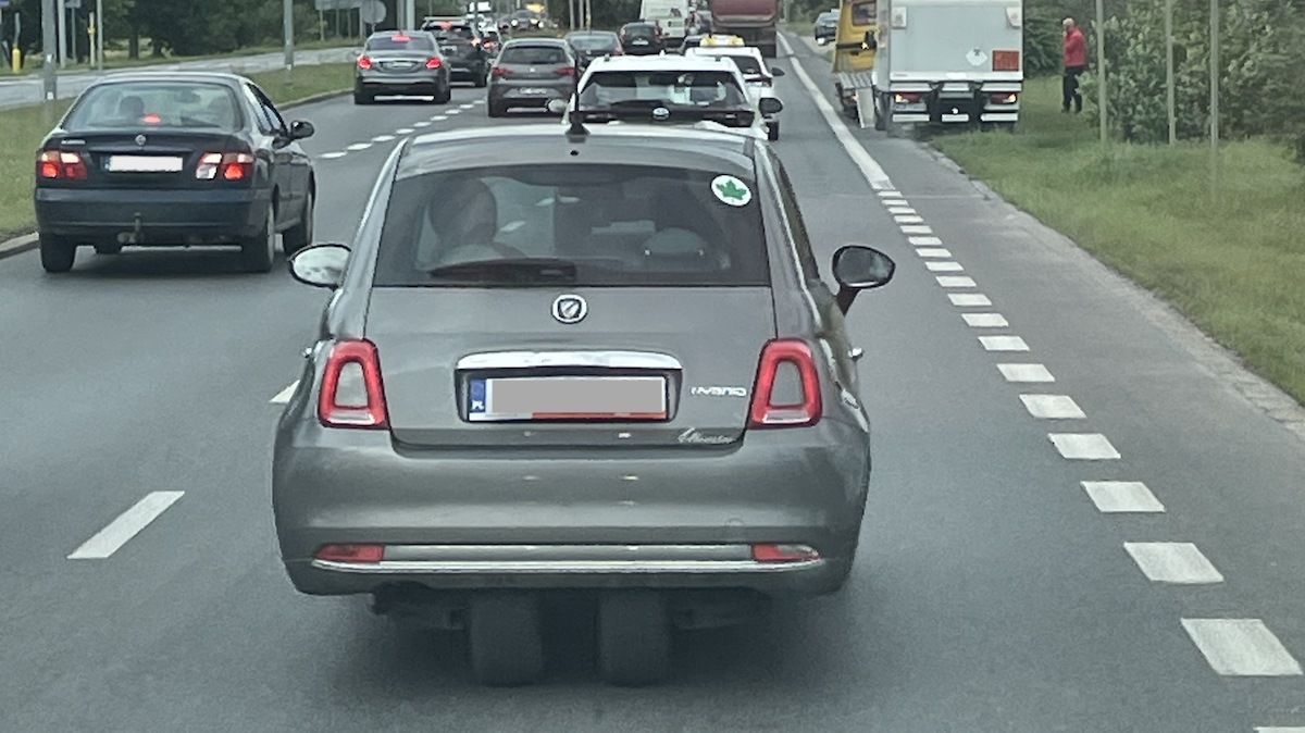 Trójkołowy Fiat 500 Ellenator w Polsce. Czy u nas też można nim jeździć mając 16 lat?
