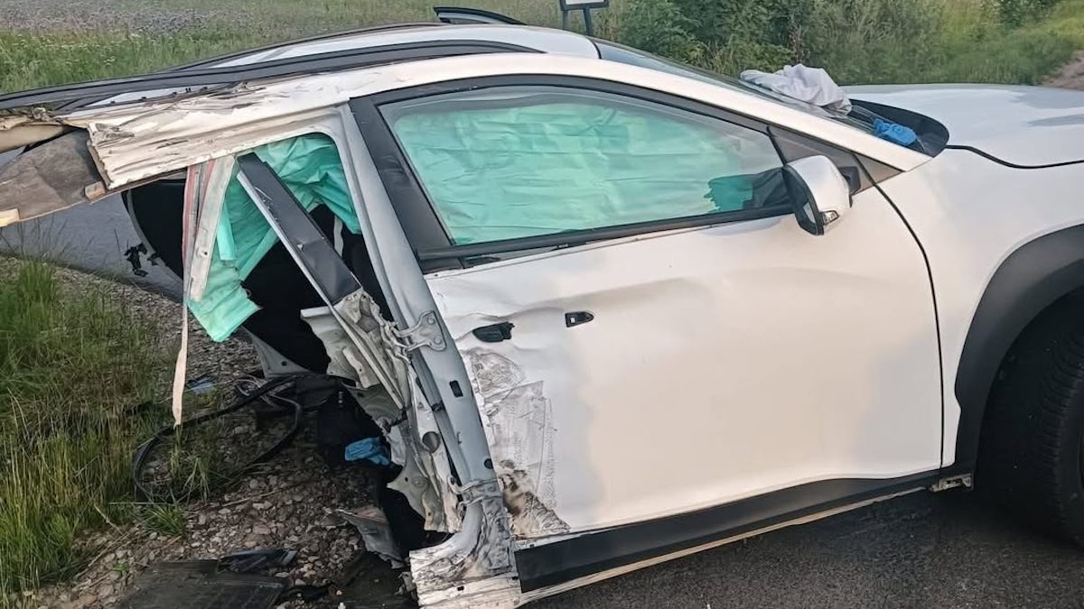 Samochód po wypadku rozpadł się na dwie części. Nie podpalajcie jeszcze autokomisów