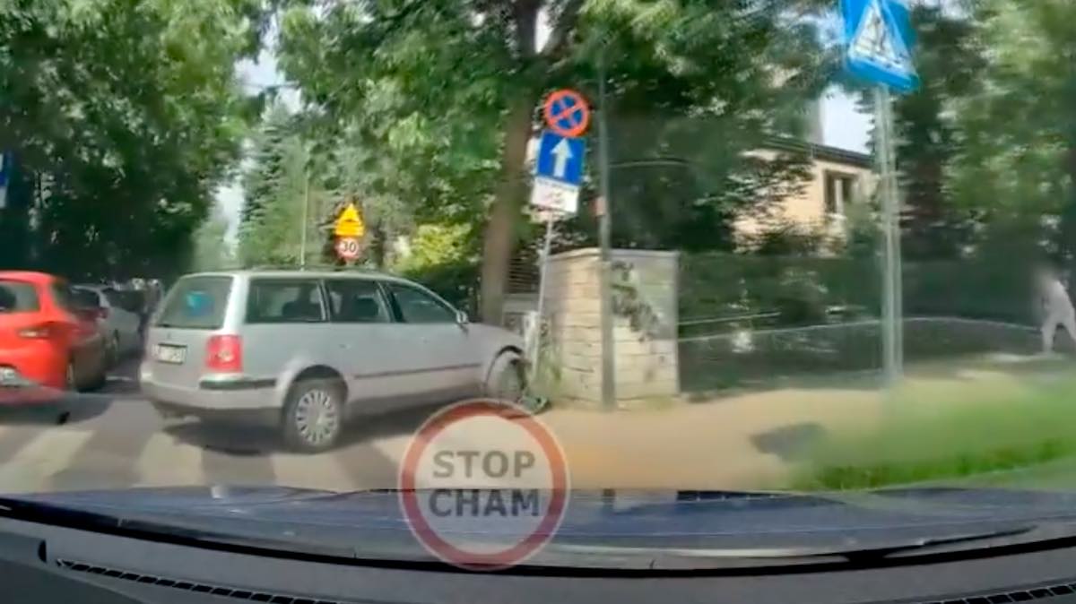 Obywatel sam goni pijanego kierowcę. Policja doradza mu, żeby jeszcze sam rzucił go na glebę
