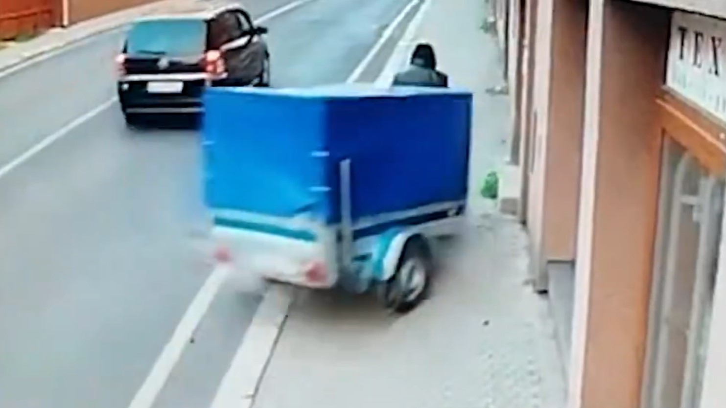 Przyczepa uderzyła w mężczyznę. Mogło skończyć się tragicznie