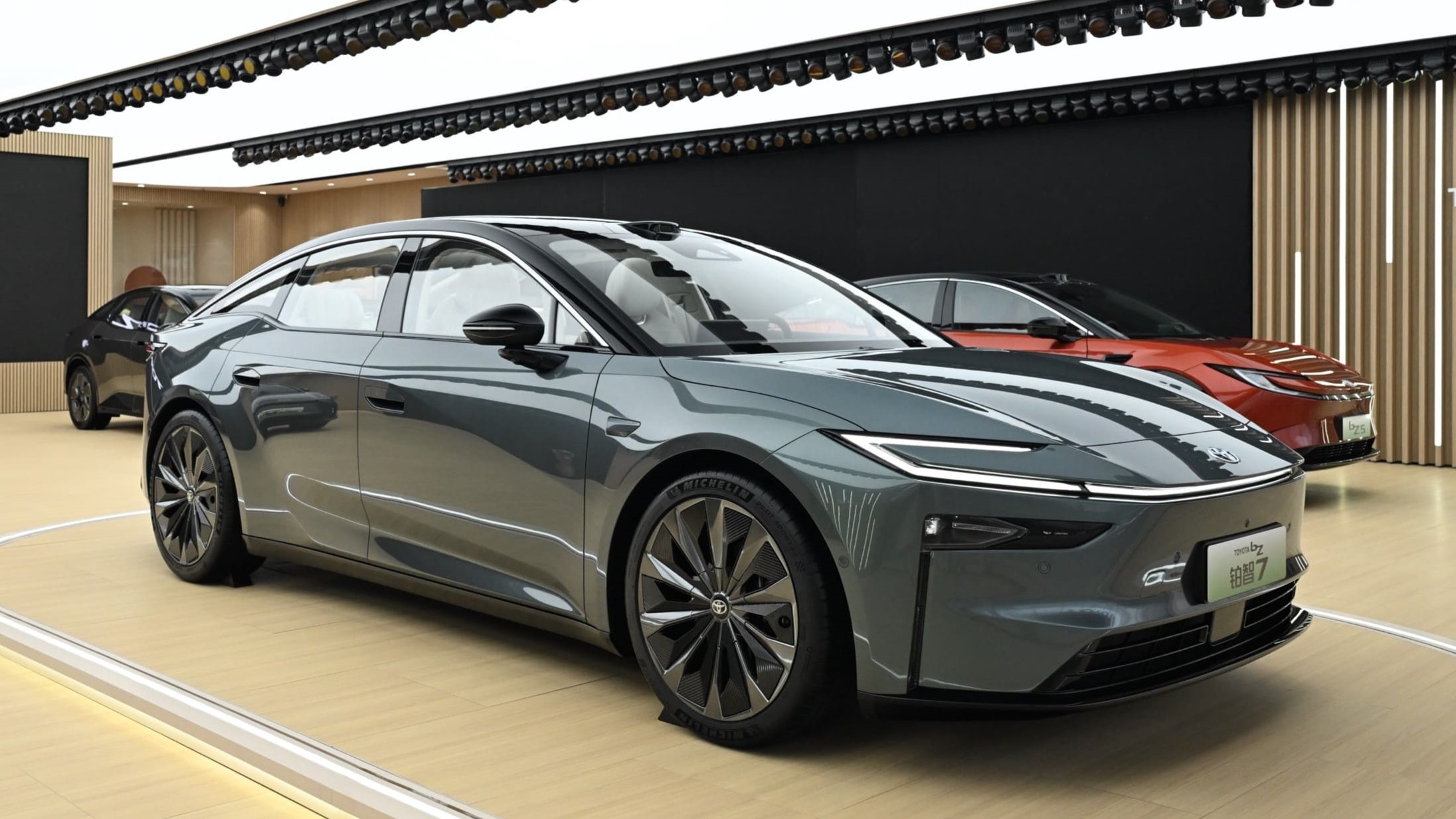 Toyota dogadała się z chińskimi gigantami. Reszta świata może się pakować