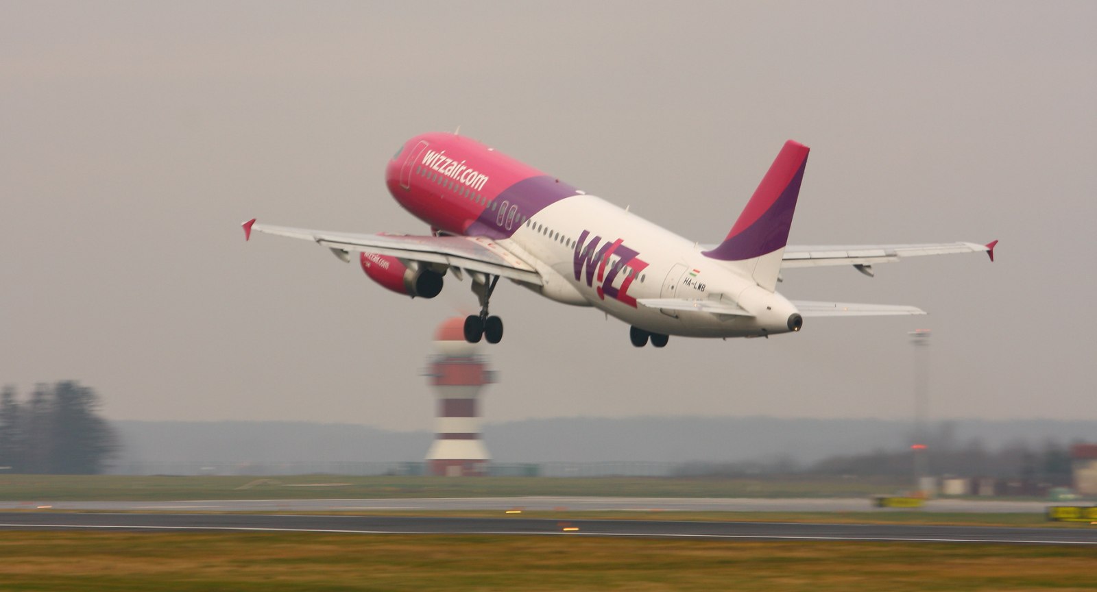 WizzAir rezygnuje z opłat za duży bagaż podręczny