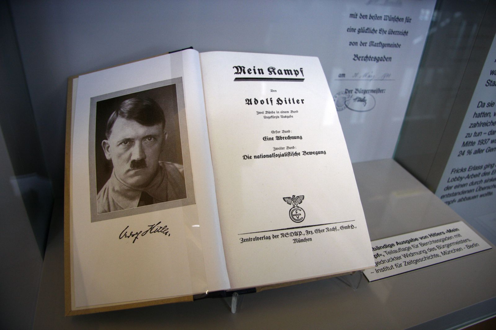 Za miesiąc wygasną prawa autorskie do „Mein Kampf” Adolfa Hitlera