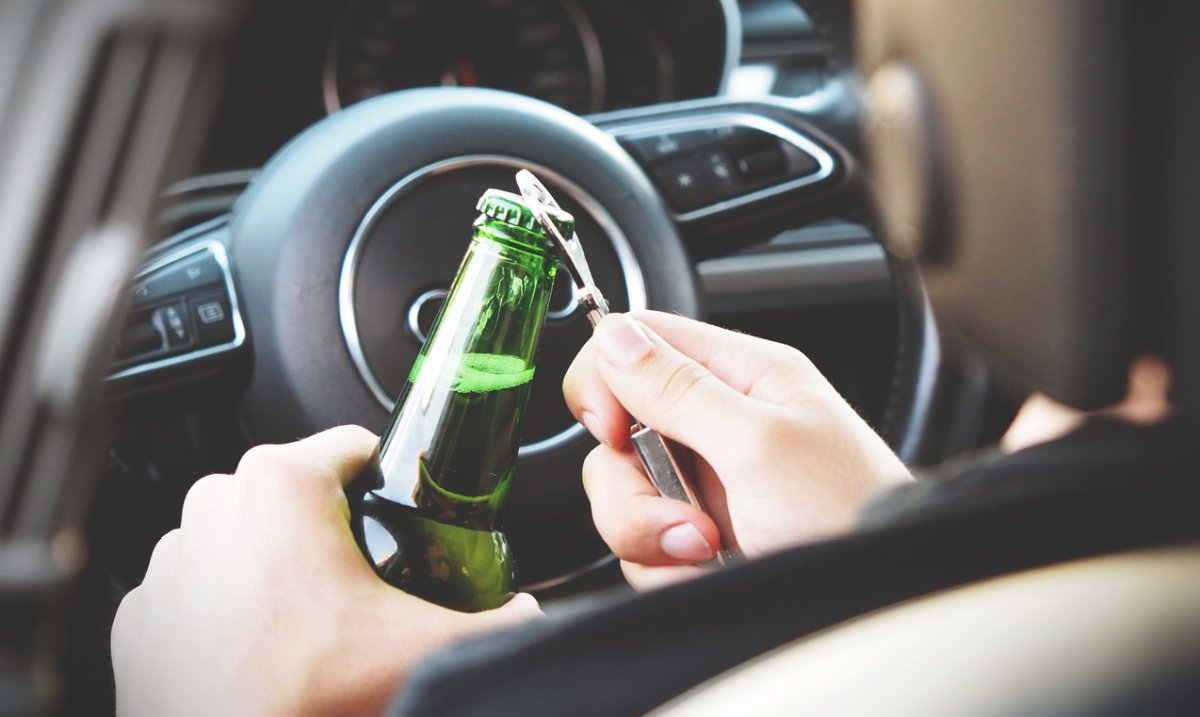 Sylwester już jutro. Ile piwa bezalkoholowego może wypić kierowca, aby spokojnie prowadzić samochód?