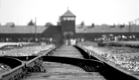 Newsweek musi opublikować sprostowanie za pisanie o „polskich obozach koncentracyjnych”. Tylko czy aby na pewno słusznie?