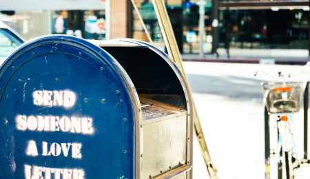 Rewizja na poczcie – jak skarbówka bez powodu przetrzepuje nasze przesyłki pocztowe