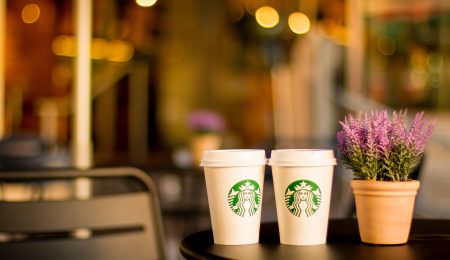 Czarnoskóry mężczyzna nazwał Starbucksa „rasistowskim”, więc… dostał darmową kawę. To wszystko robi się już dziwne