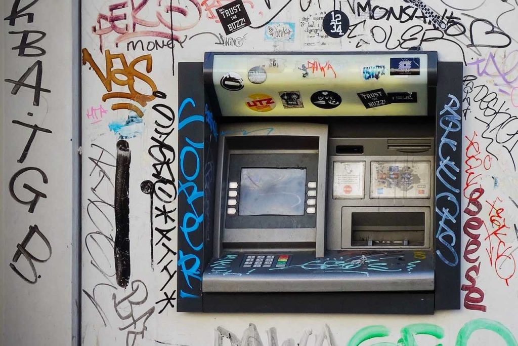 Ilu z Was tak naprawdę wie, jak wygląda skimmer w bankomacie? No właśnie. To może lepiej skorzystać z BLIK-a?