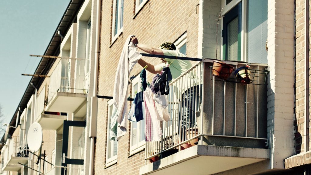Co wolno, a czego nie wolno robić na balkonie? Zasady balkonowego savoir vivre’u