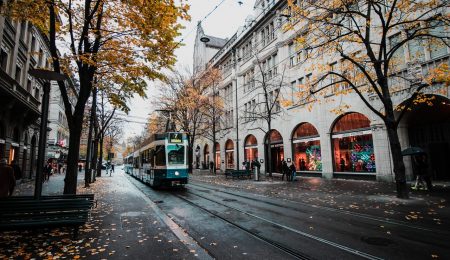 MPK Poznań pyta mieszkańców miasta – mamy wycofać tramwaj czy zakłócać ciszę nocną remontem torowiska?